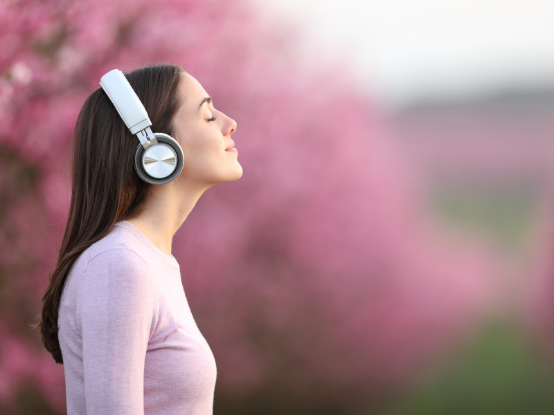 Frau mit Kopfhörer