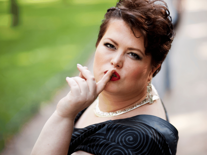 Frau mit Finger auf dem Mund - verrät das Geheimnis über das Hypnotische Magenband