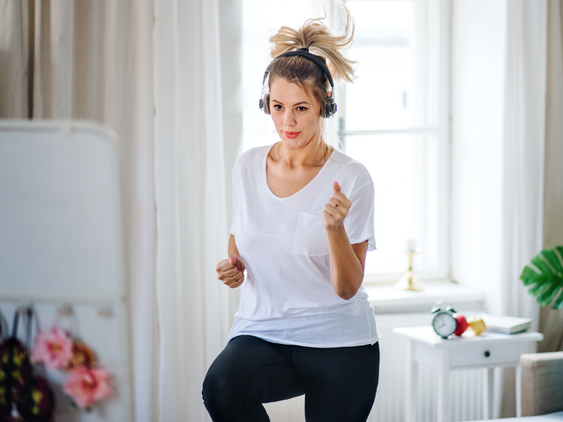 Frau mach Sport bei Musik über Kopfhörer