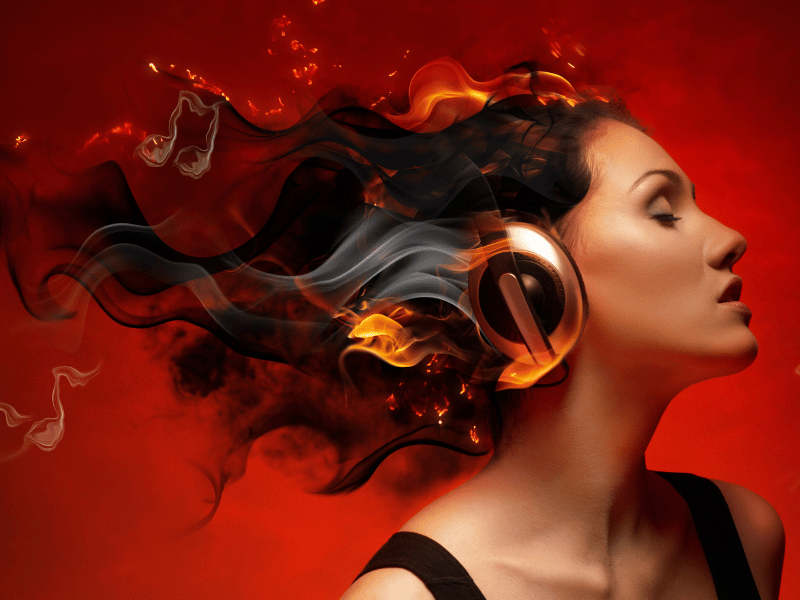 Frau mit Kopfhörer in Rot